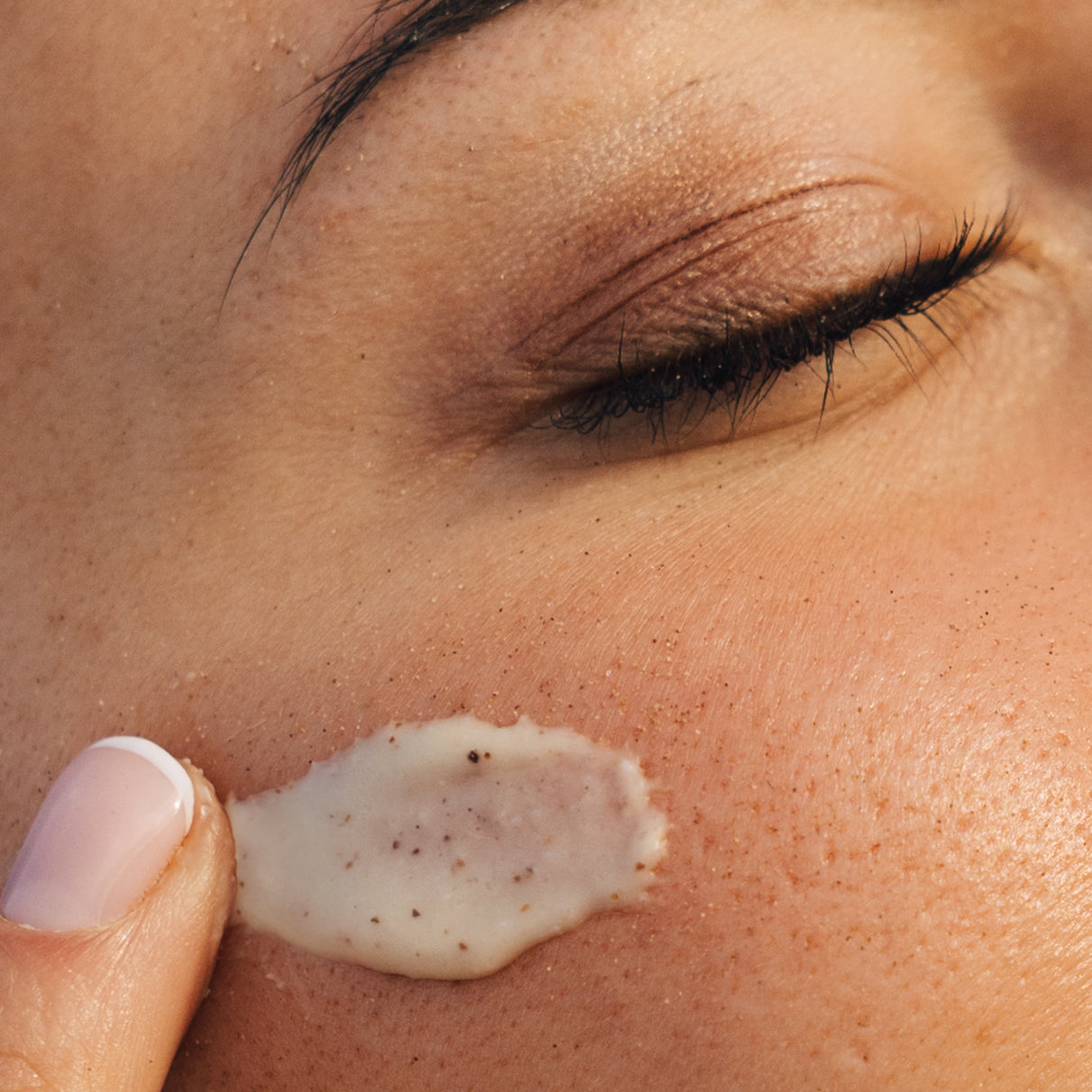 Let It Glow! The Best Travel Beauty Tips for Glowing Holiday Skin